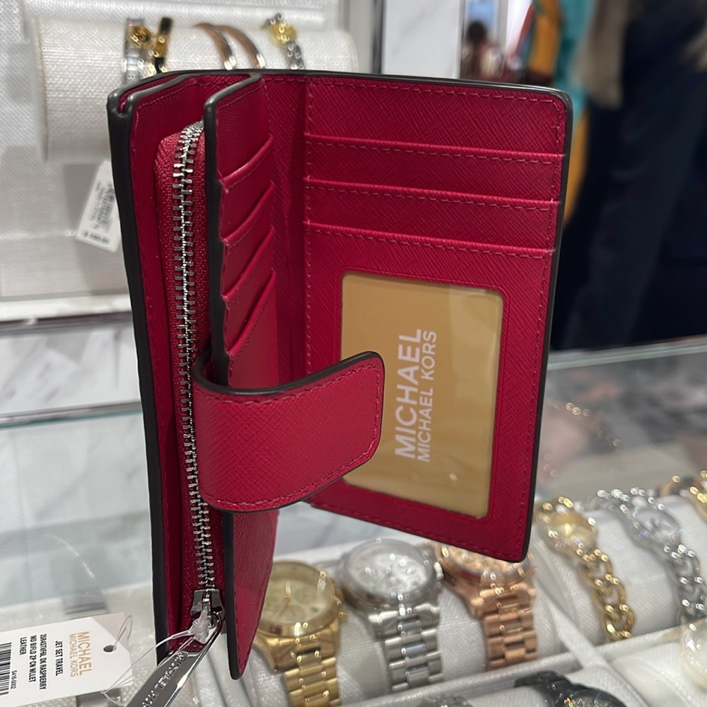 MICHAEL KORS Medium Saffiano Leather Bifold ZP CN Wallet
COLOR DK RASPBERRY
NWT - Picture 12 of 16